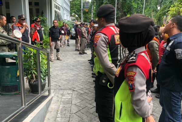 Menggelar Operasi Gabungan bersinergi dengan Unsur Terkait di Kota Surabaya