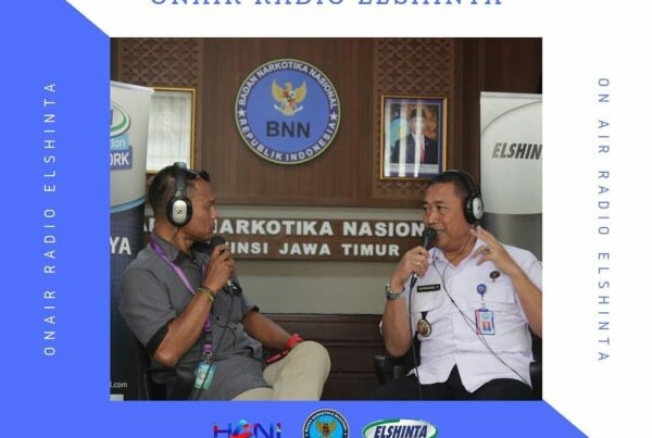 Kepala BNNP Jatim melaksanakan talkshow dengan radio Elshinta