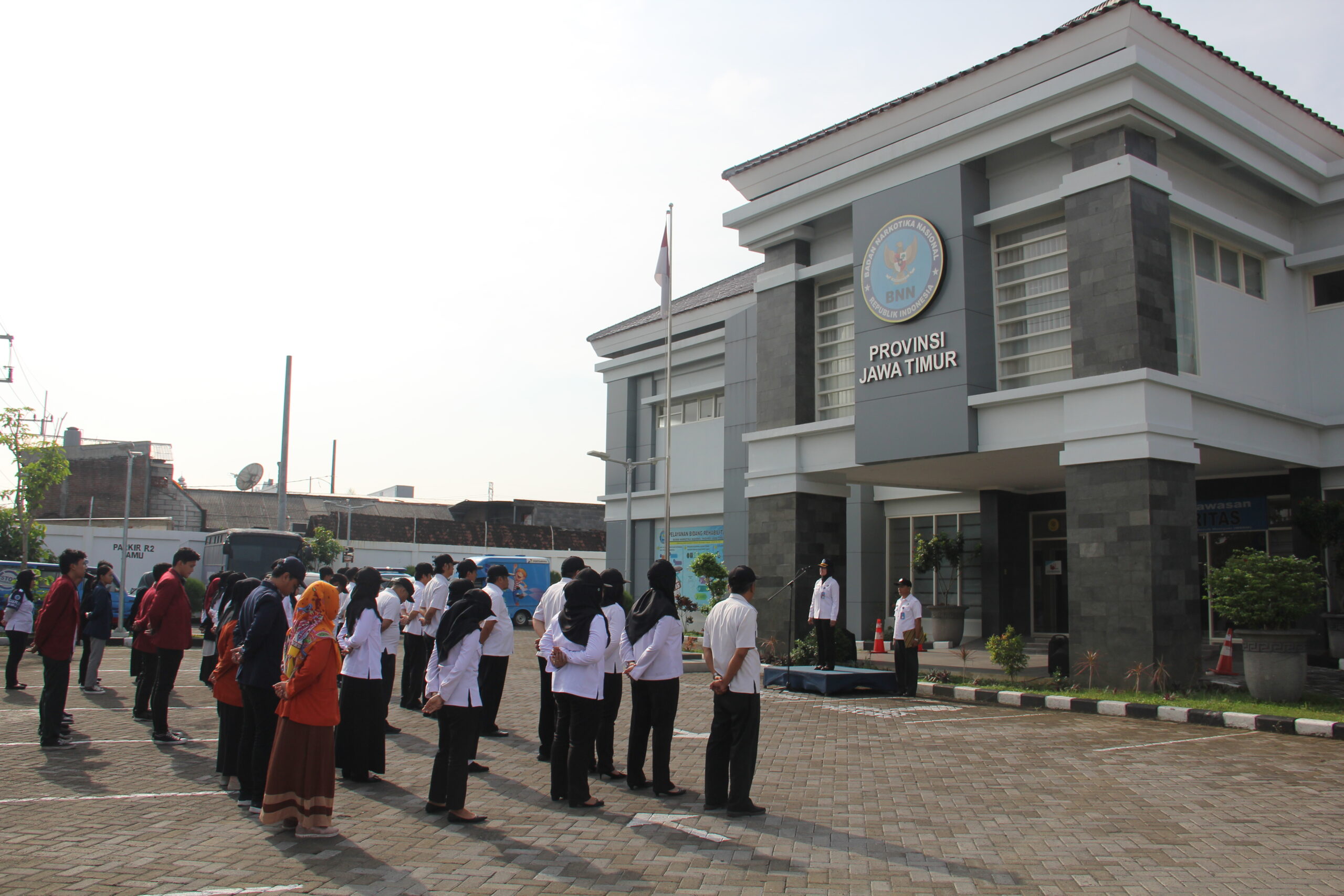 Apel Pagi di Pimpin oleh a.n. Kepala BNNP Jatim Kasi Wastahti Bidang Pemberantasan Apel Pagi di Pimpin oleh a.n. Kepala BNNP Jatim Kasi Wastahti Bidang Pemberantasan