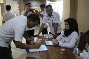 Tingkatkan Pengawasan Internal, Puluhan Anggota BNNP Jatim dites Urine Mendadak