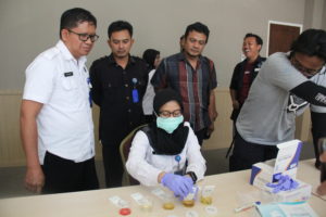Tingkatkan Pengawasan Internal, Puluhan Anggota BNNP Jatim dites Urine Mendadak