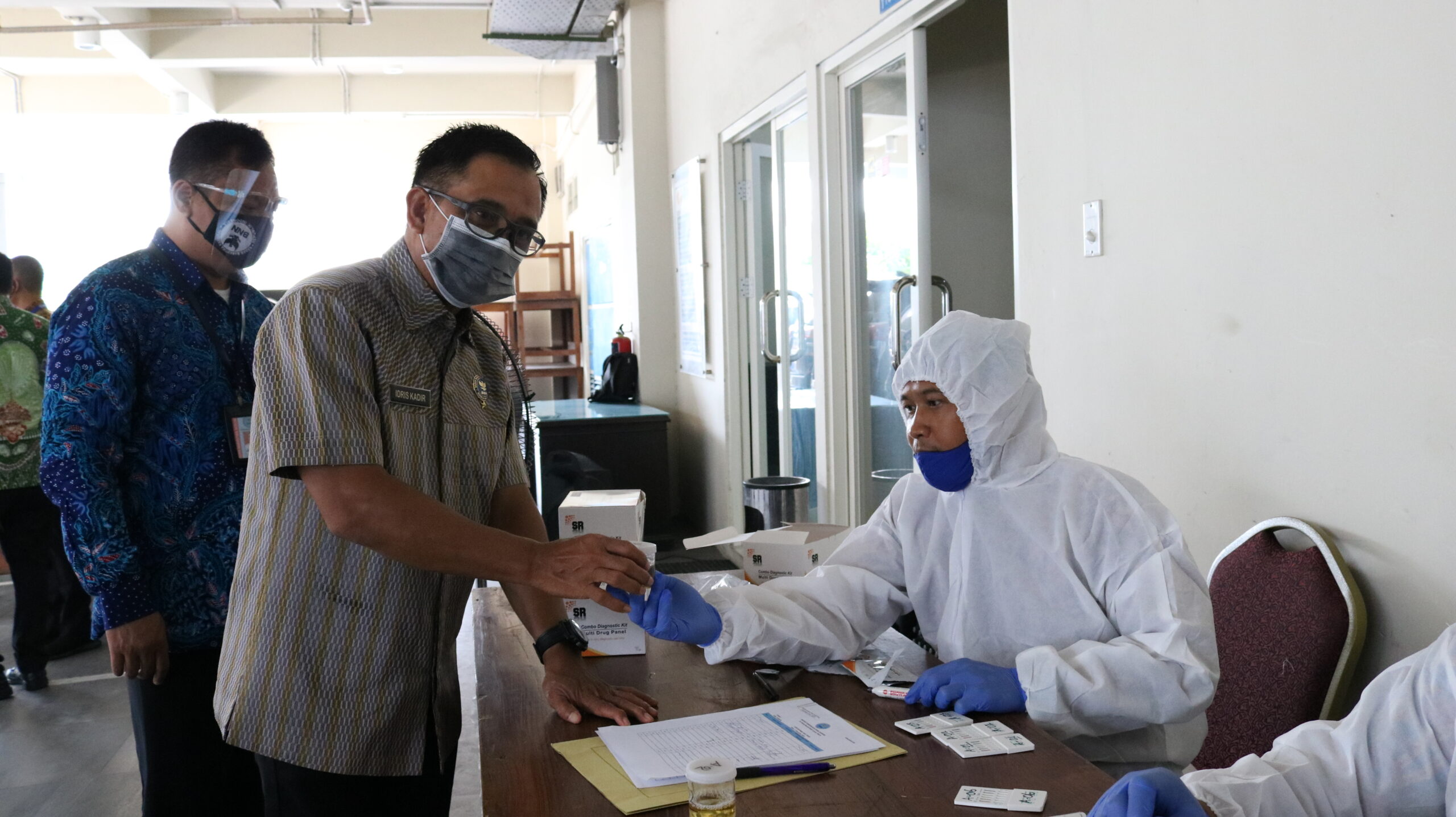 Perkuat Komitmen Pemberantasan Narkotika, Kepala BNNP JATIM Tes Urine Dadakan Seluruh Personel Perkuat Komitmen Pemberantasan Narkotika, Kepala BNNP JATIM Tes Urine Dadakan Seluruh Personel