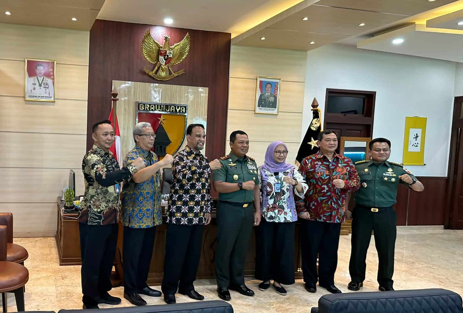 RAPAT KOORDINASI P4GN KEPALA BNNP JAWA TIMUR BESERTA PJU KE PANGDAM V BRAWIJAYA DI MAKO KODAM V BRAWIJAYA RAPAT KOORDINASI P4GN KEPALA BNNP JAWA TIMUR BESERTA PJU KE PANGDAM V BRAWIJAYA DI MAKO KODAM V BRAWIJAYA