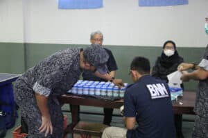 21 Petugas Lapas Narkotika Kelas IIA Pamekasan dan 40 Warga Binaan di Tes Urine dinyatakan Negatif 21 Petugas Lapas Narkotika Kelas IIA Pamekasan dan 40 Warga Binaan di Tes Urine dinyatakan Negatif