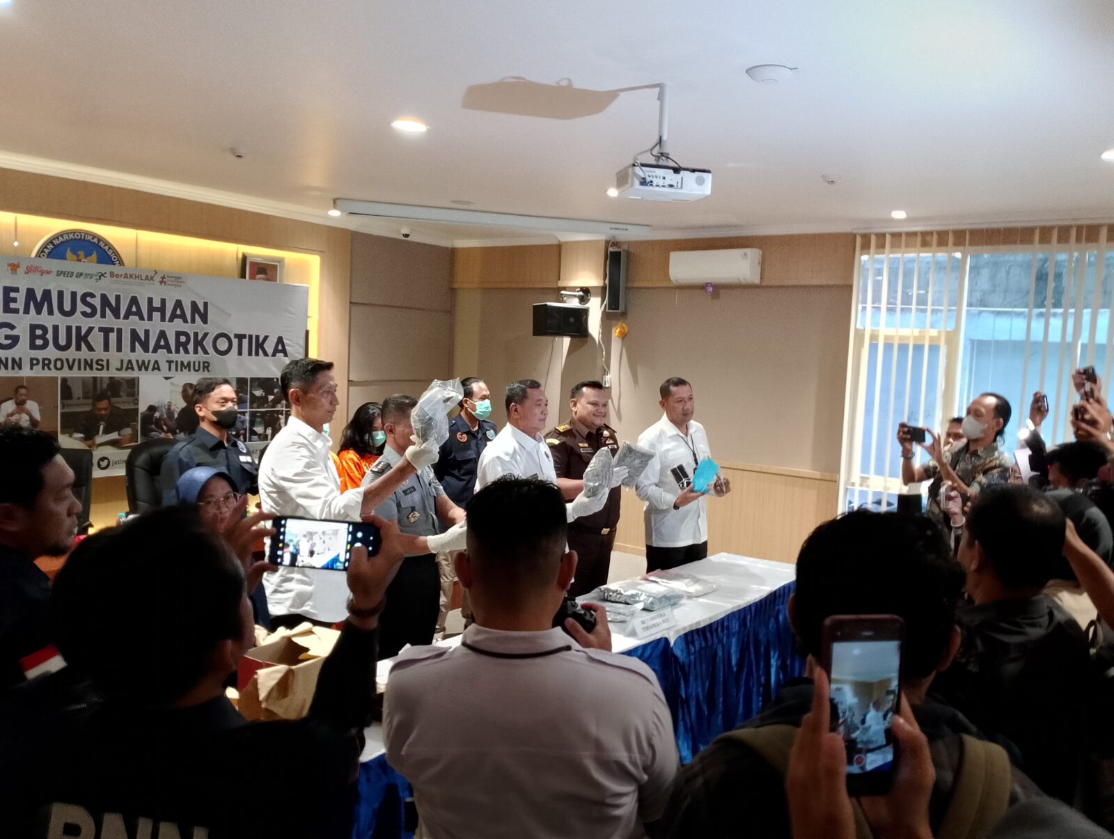 BNNP Jawa Timur Ungkap Kasus Narkotika Jenis Ganja Seberat 1.888,1 Gram BNNP Jawa Timur Ungkap Kasus Narkotika Jenis Ganja Seberat 1.888,1 Gram