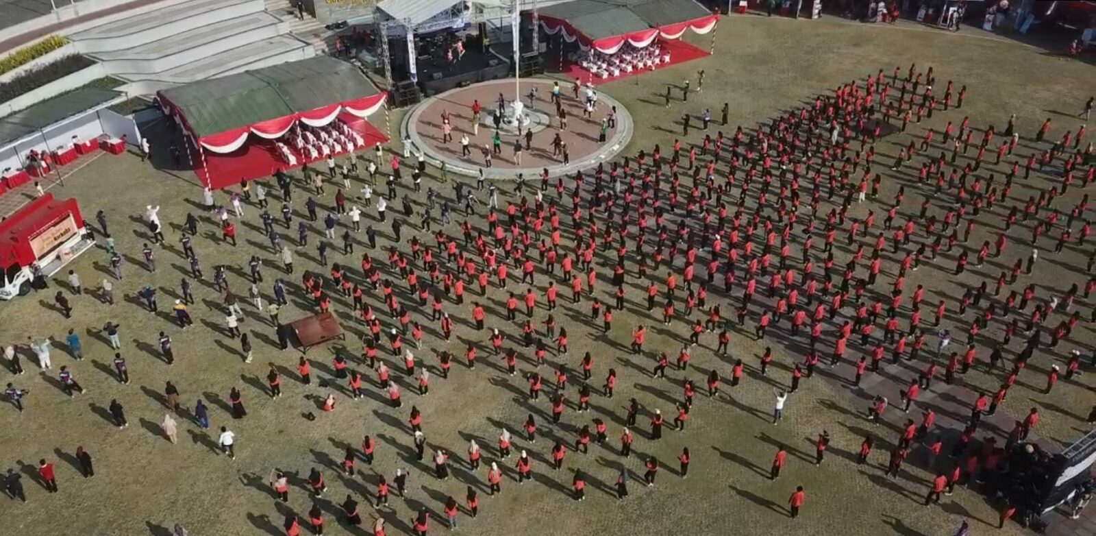 Ribuan Peserta Padati Lapangan UNESA dalam Rangka Sosialisasi Anti Narkotika senam